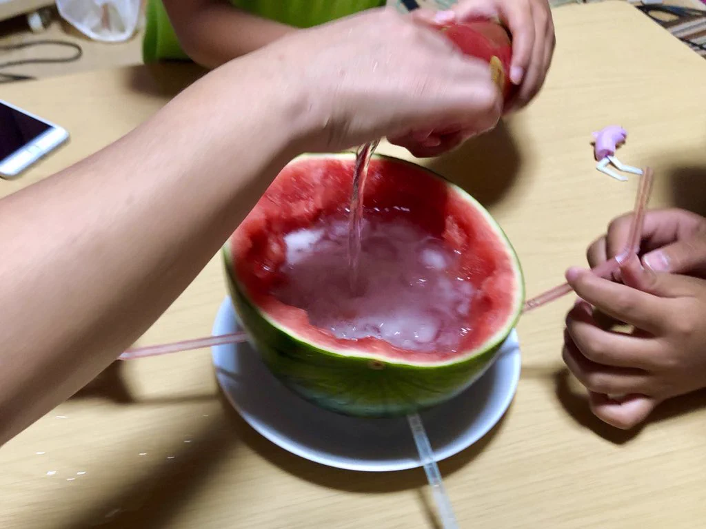一見「天才かよ」と思った自動飲み器。実は飲みきるまで口を離せない拷問器具だったｗｗｗ