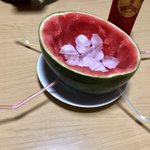 一見「天才かよ」と思った自動飲み器。実は飲みきるまで口を離せない拷問器具だった!