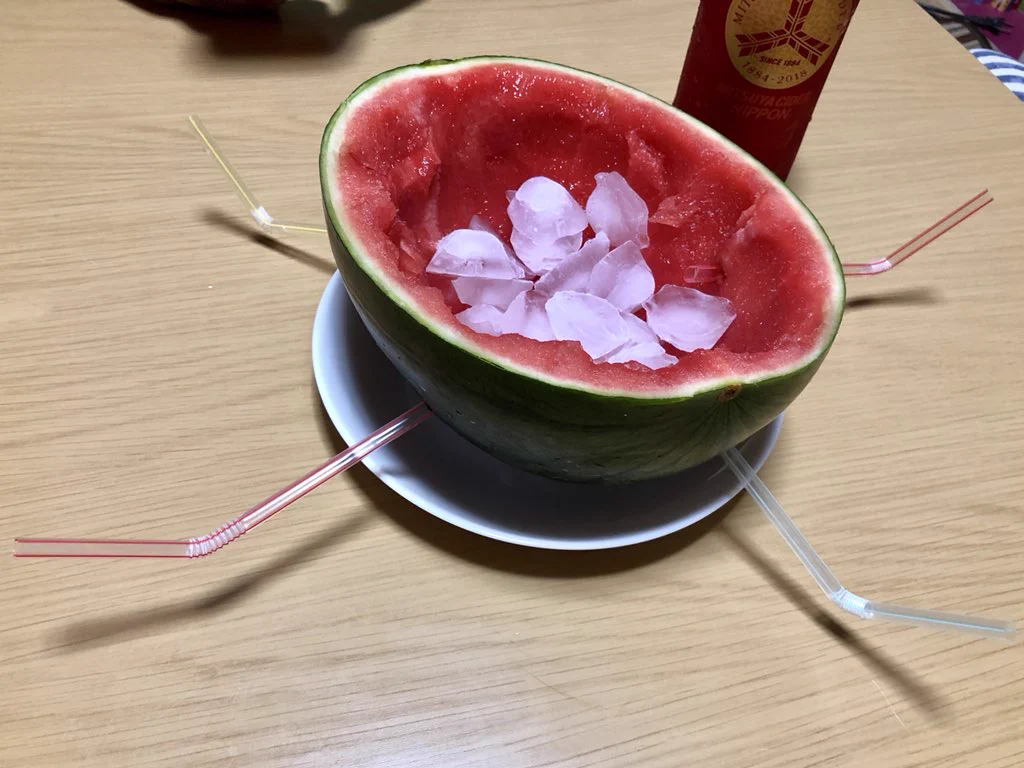 一見「天才かよ」と思った自動飲み器。実は飲みきるまで口を離せない拷問器具だったｗｗｗ