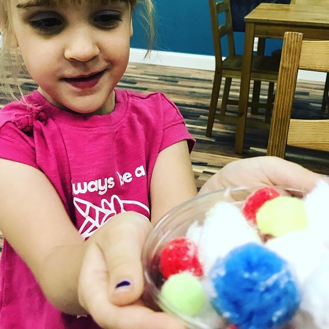 Looks delicious, right?  Our preschool friends have proven to be expert sundae makers so far this week!
⠀⠀
Sensory bins don’t have to be complicated or messy!  This one is filled with cotton balls and colored craft pompoms (ice cream), cut up pieces … ift.tt/2JxKZjI