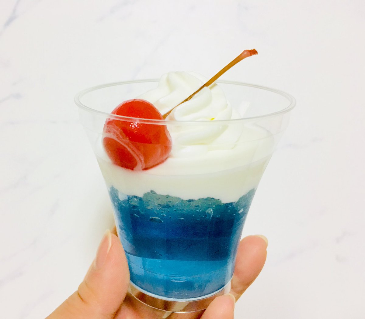 Cotocoto Cotorin على تويتر まるでブルーハワイなゼリー を食べたら一気に 涼しい風が吹き抜けて快適な夏を送れている気分に まるでブルーハワイなゼリー セブンイレブン スイーツ