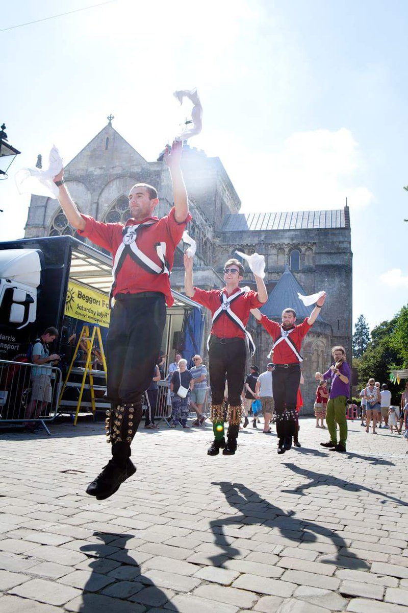 We had a fairly warm dance out last weekend at Romsey Beggars Fair with thousands of people enjoying the event. 

Here is a shot from our 3-person Lass of Richmond Hill (3 Drunken Maidens)

Credit: Kate Jackson Photo

#MorrisDancing #MorrisDancers