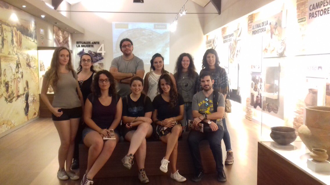 MuseoEretas's tweet photo. El grupo de arqueólogos del #ElCastillar de #Mendavia han retomado los trabajos de investigación del Yacimiento Arwiologico. Aquí los tenemos de visita en las #Eretas ya que compartimos la #EdadDelHierro . Esto sí que es un MuseaYViaja!!!! 👏🏻👏🏻👏🏻 Suerte enesta campaña 💪🏻 https://t.co/9Ayk0iEj7n