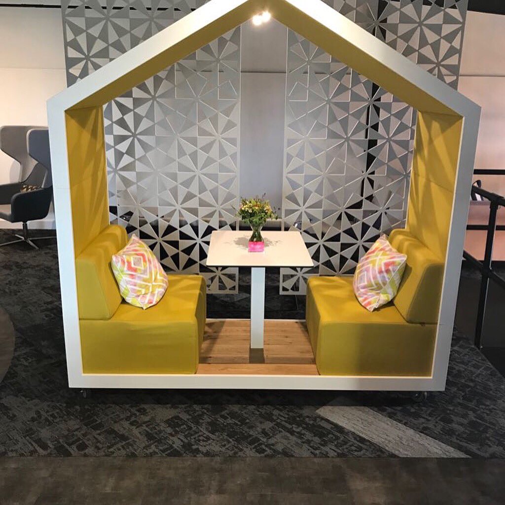 MillikenEurope's tweet image. Focussing on a modern approach to working, .@POSInteriors has recently refurbished their interiors showroom in Guernsey. What a fabulous choice of #modularcarpet and #luxuryvinyltile combining colour, texture &amp;amp; pattern. #designedtocombine #millikeneurope #interiorfitout