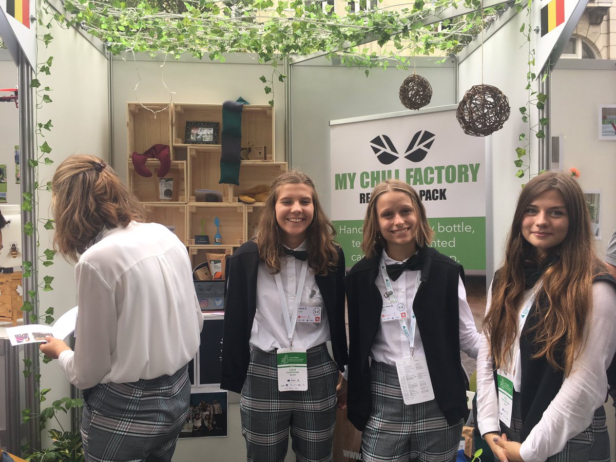 epafrance's tweet photo. Jour 2 #COYC18 : les stands des 39 #MiniEntreprises européennes @JA_Europe avec notre equipe 🇫🇷 Popstraw au top ! Créativité, ingeniosité, les 16-21 ans assurent une relève haut niveau! 👏👏👏 https://t.co/znCk7k5Xa2