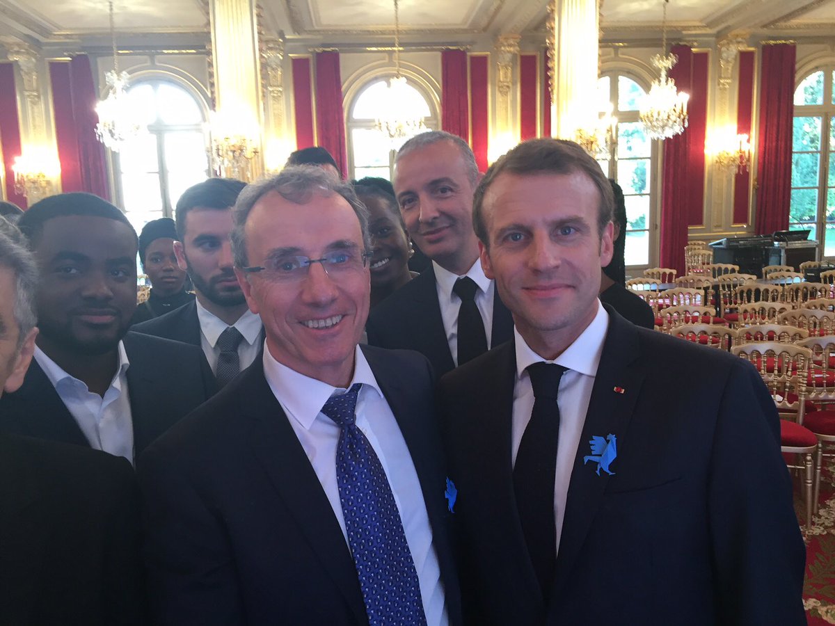Notre coq biosourcé <a href="/LaFrenchFab/">La French Fab</a> remis fièrement hier par <a href="/francois_monnet/">Francois Monnet</a> au Président dans le cadre de « Les entreprises s’engagent » à l’Elysée 
<a href="/EmmanuelMacron/">Emmanuel Macron</a> <a href="/LETIERFanny/">Fanny LETIER</a> #MakeOurPlantsGreatAgain 
#chimieduvegetal #innovation