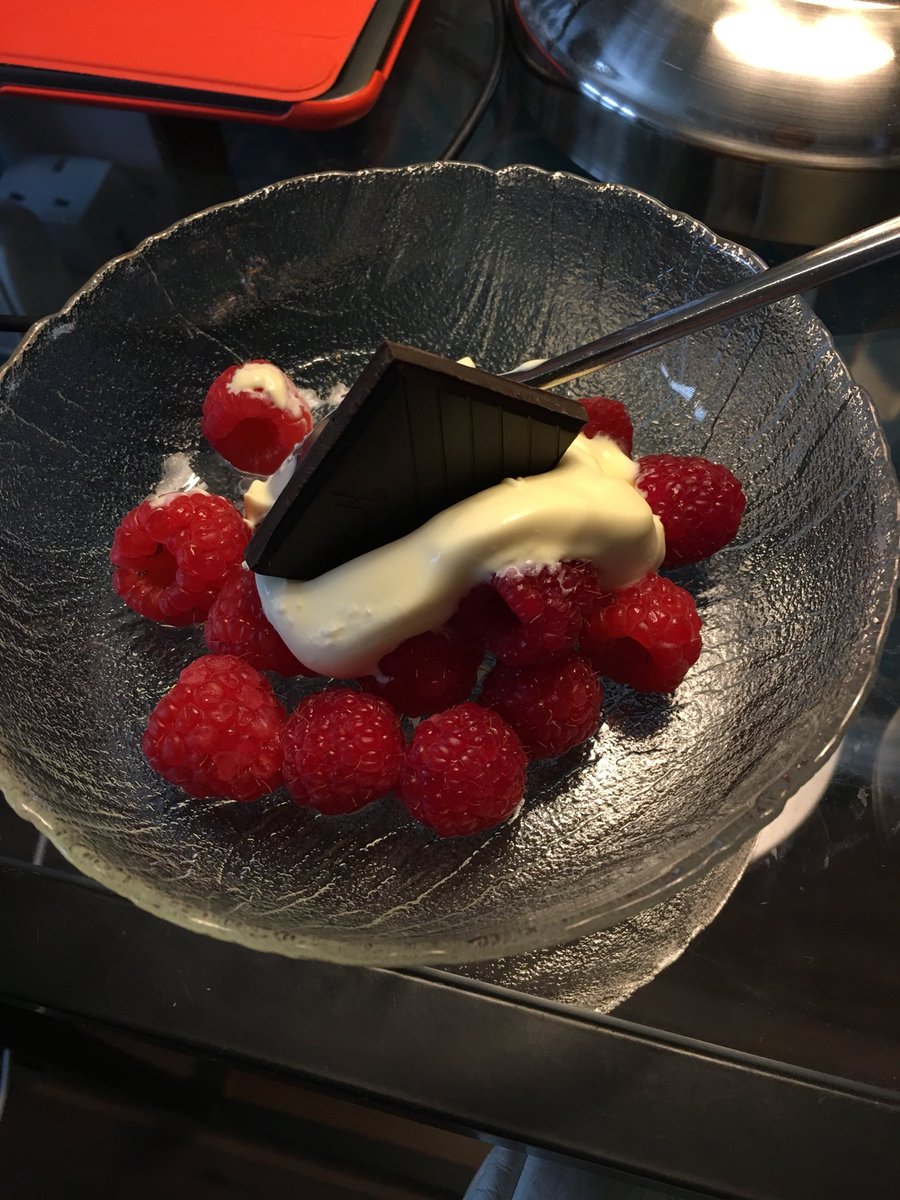 Dessert time #freshraspberries #cream #darkchocolate 😋😁