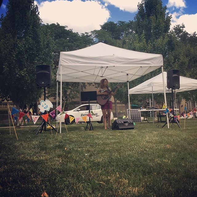 PghKids's tweet photo. This week’s #solarconcertseries performer is @avidiamond! Join us for a concert every Wed in Buhl Park at 12:15 through Aug. Presented with @slbradio, powered by @zerofossil. #outdoorconcert #solarpower #buhlpark #solarconcert #summermusic #pghmusic https://t.co/AUHX3kkhjG https://t.co/dRE5rtGILL