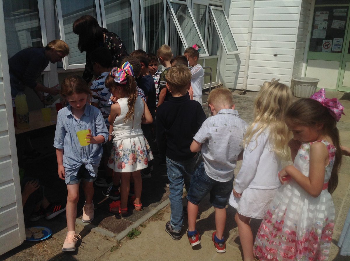 blaenbaglan2's tweet photo. Homemade lemonade #Victorian picnic @blaenbaglan1 https://t.co/PdNlSM4p3U
