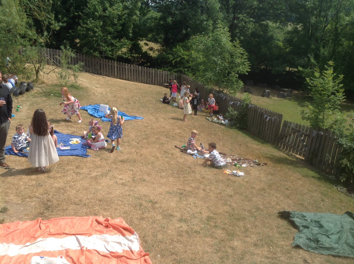 blaenbaglan2's tweet photo. Homemade lemonade #Victorian picnic @blaenbaglan1 https://t.co/PdNlSM4p3U