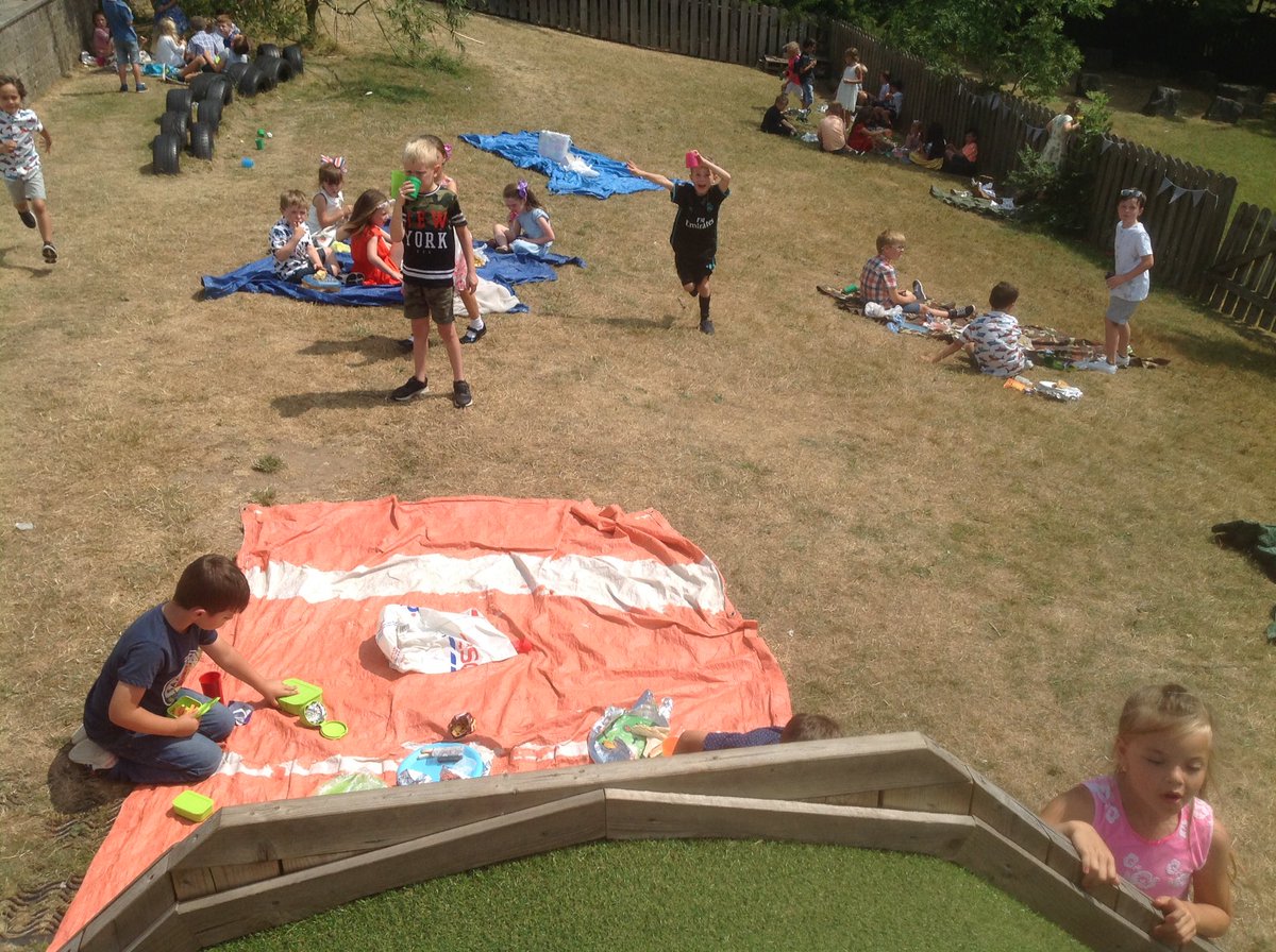 blaenbaglan2's tweet photo. Homemade lemonade #Victorian picnic @blaenbaglan1 https://t.co/PdNlSM4p3U