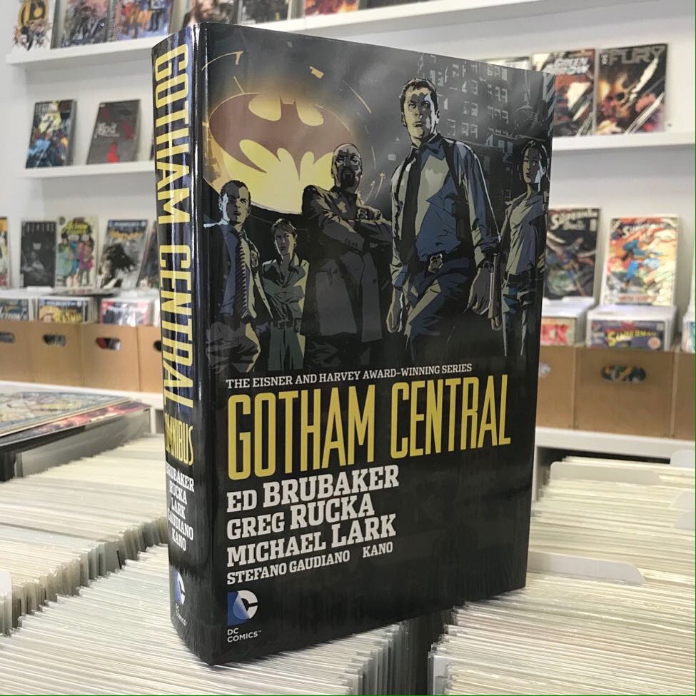 redflackcomics's tweet photo. En la tienda: Gotham Central Omnibus #1 (DC, 2016) #comic #comics #redflack #redflackcomics #malasaña #GothamCentral #Gotham #Batman #EdBrubaker #GregRucka #MichaelLark #HarveyBullock #MaggieSawyer #ReneeMontoya #GCPD #DC #2016 https://t.co/9w8QigwV4J