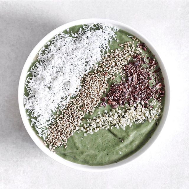froozeo's tweet photo. Gesund &amp; lecker 🌿🍫isst ihr euren Smoothie Bowl lieber als Frühstück oder Snack? 🤔Danke für das tolle Foto @bycarinajung ❤️
.
.
.
#smoothiebowl #superfood #healthyfood #healthylifestyle #froozeo #greensmoothie #vegan https://t.co/Ri3lYdns4s https://t.co/CPjUsbEDdj