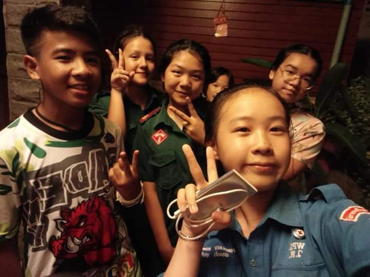 apint990's tweet photo. ถึงบ้านแล้วนะ 
มีความสุขนะน้องๆ
โชคดีมีชัยนะ

Cr. ณรงค์ศักด์ อคาเดมี

#ถ้ำหลวง #ส่งหมูป่ากลับบ้าน https://t.co/JO0YuJP4rD