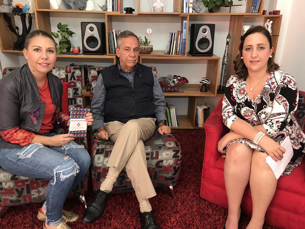 mentitatwitts's tweet photo. Hoy en#MentitaRadio hablamos con la Dra Begoña Fuertes sobre los peligros de los niños cuando se meten cosas a la boca, desde pilas hasta ¿popo? 🤢 véanlo aquí 👉🏼 https://t.co/5XHydRAI9t https://t.co/Y8JKNgS6fE