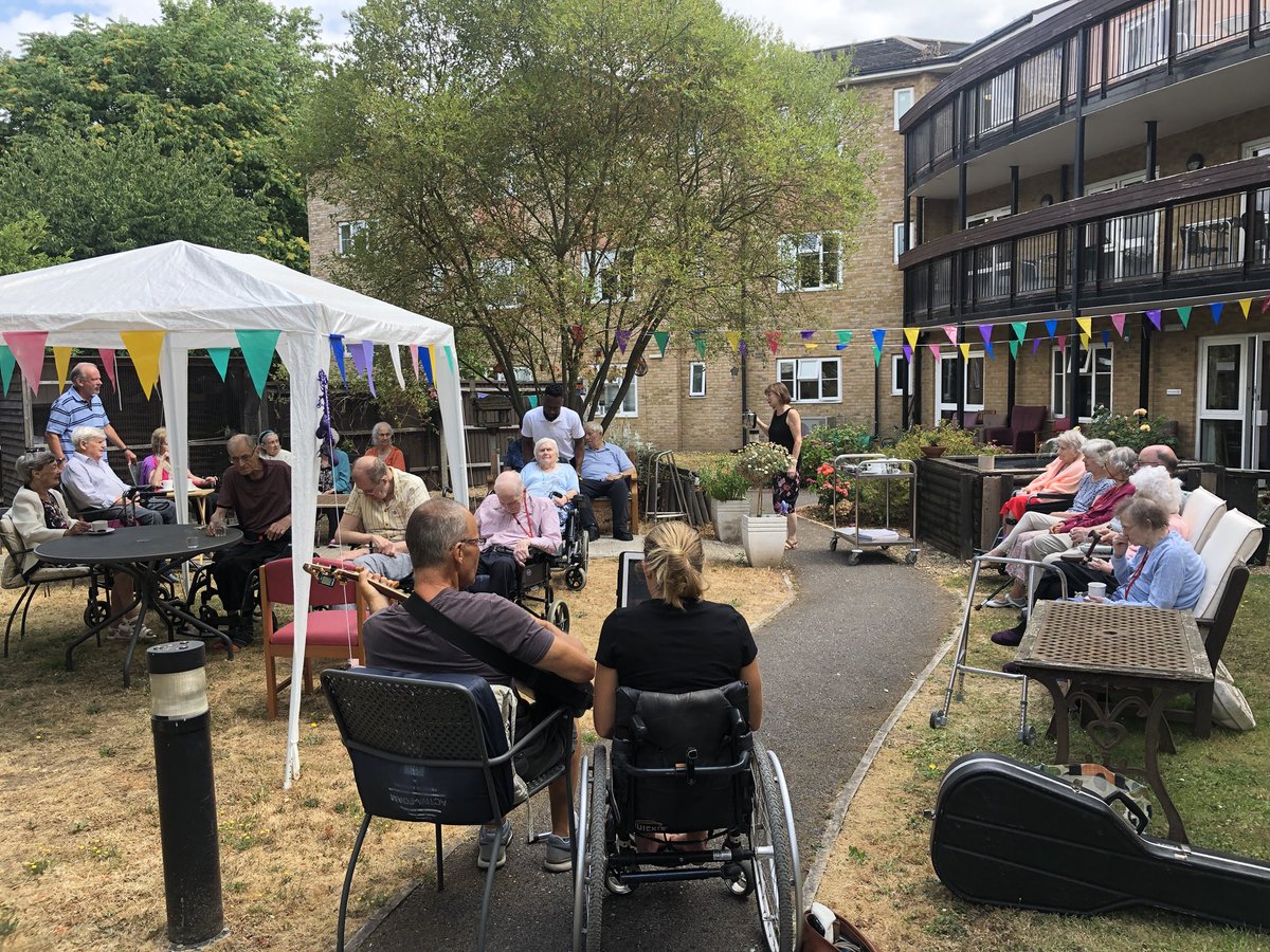 LinwoodCareHome's tweet photo. Making most of our #garden
Lovely signing session with Claire&Nev today #singingmakeyousmile #friendship #timefordance #music 💜☀️
@AboutTD @TDJuniorSchool @TDResidents @ThamesDittonCC @carehome_co_uk @Anchor_Trust https://t.co/dyaQ6ADuqH