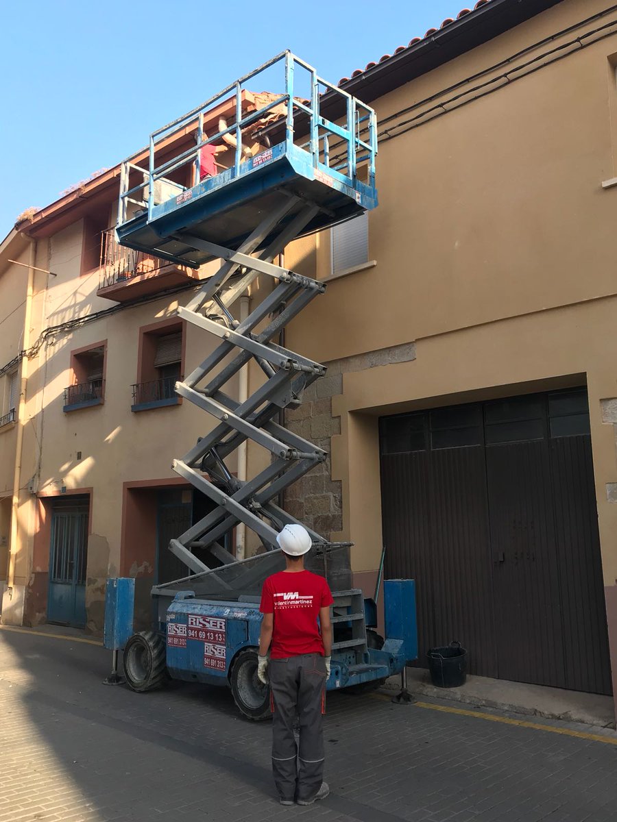 VMConstruccion's tweet photo. ¡Nuestro equipo asegurando el alero de una vivienda!
Las lluvias torrenciales y el granizo están dejando muchos desperfectos que hay que arreglar para evitar riesgos.
Si tenéis dudas ¡Llámadnos!!
941 20 99 96
#construccion
#obras #lluvias #LaRioja #Navarra #Álava #EquipoVM https://t.co/0t88O9zkob