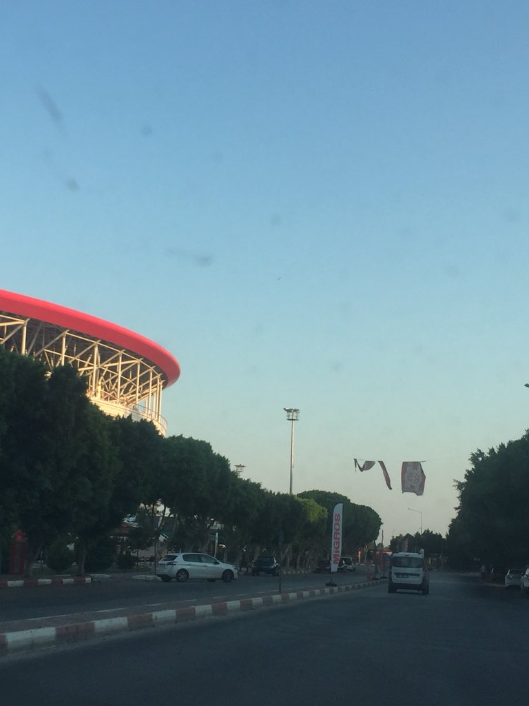 mfiratunc's tweet photo. Antalya’nın her bir köşesine reklamını yapan, yaptığı yatırımları lütufmuş gibi sayan büyükşehir belediyesi. Aşağıda ki fotoğraflarda reklamın olsun güzel Antalyaspor'umuzun bayrakları şehrin en gözde yerlerinde kirli ve yırtık bir şekilde duruyor!

#artıkyeter https://t.co/sWIa7yVnrd