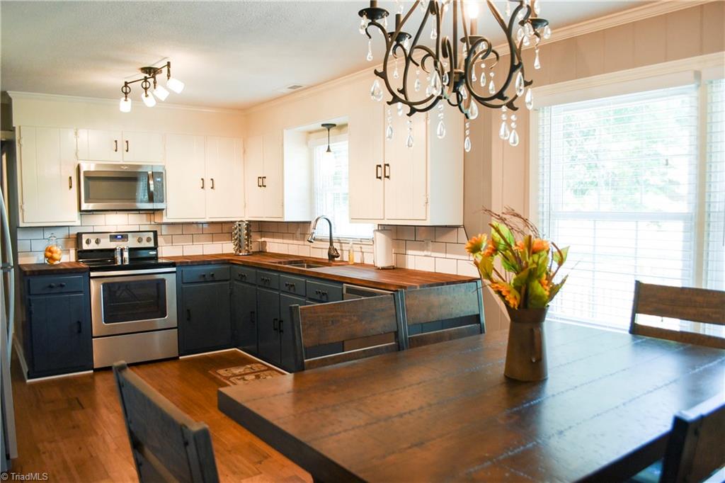 seize_the_dav's tweet photo. Different colors/shades of kitchen cabinets is a growing trend.  What are your thoughts? #ForSale #Lexington #NC #RealEstate #Family #Kitchen #Remodel #Decorating #KellerWilliams #KW #Realtor https://t.co/8pU4QpRzyy