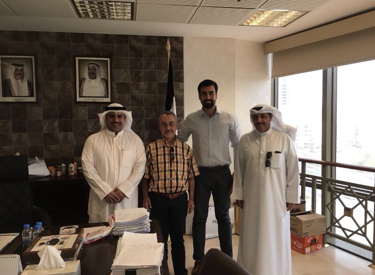 -
من اليمين الوالد القآئد مع آلوفد آلتركي في مكتب رئيس لجنة الاستيراد والتصدير ورئيس لجنة آلآسعآر بأتحاد الجمعيات الاستهلاكيه آلمحآمي نآصر آلشمري