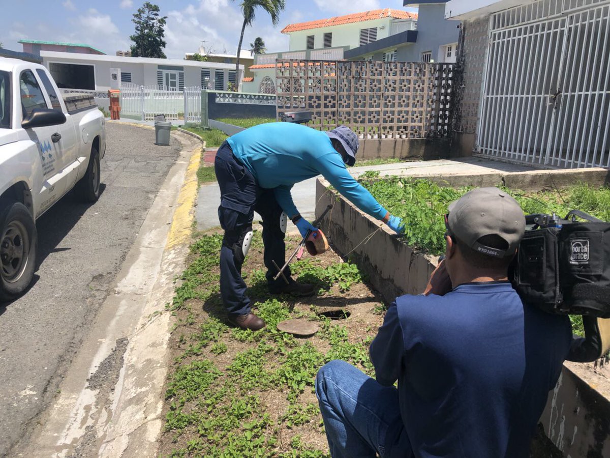 AcueductosPR's tweet photo. [Ahora] Como parte del reportaje @SylviaGomezT2 para @TelenoticiasPR Directora #ServicioAlCliente #MelissaRodríguez en compañía personal área de #Bayamón explica proceso suspensión de servicio #AguaPotable #AAAparaTodos #UnEquipo https://t.co/VzrFSwVFbn