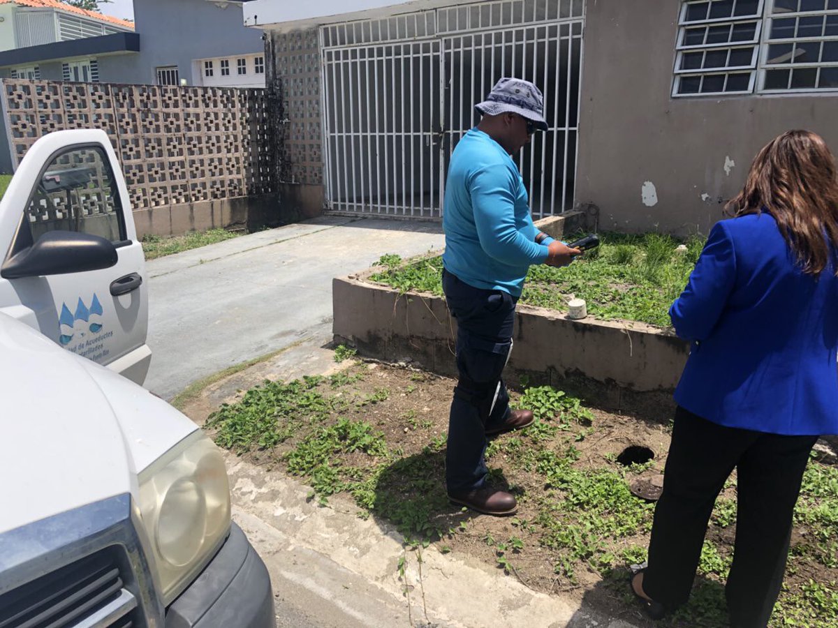 AcueductosPR's tweet photo. [Ahora] Como parte del reportaje @SylviaGomezT2 para @TelenoticiasPR Directora #ServicioAlCliente #MelissaRodríguez en compañía personal área de #Bayamón explica proceso suspensión de servicio #AguaPotable #AAAparaTodos #UnEquipo https://t.co/VzrFSwVFbn