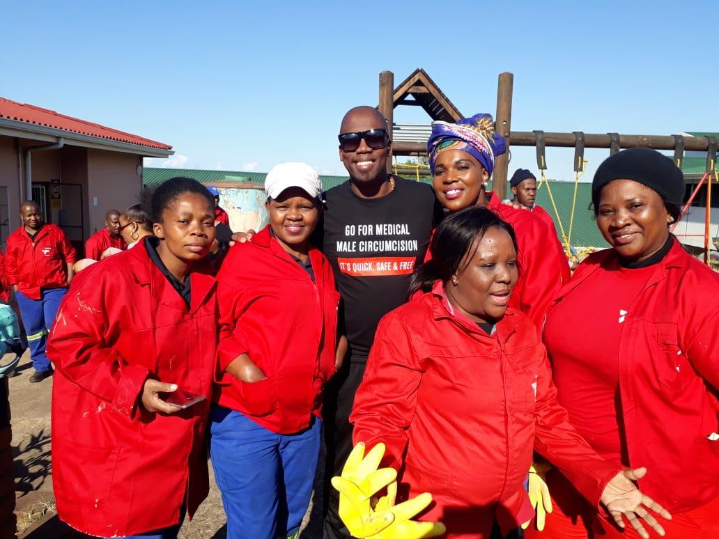 MelusiYeni's tweet photo. Great time painting with the Transnet Team out @ KwaMashu Old Age Home. 
#MandelaDay 
#67minutesformandela https://t.co/Z3FZTXwGLI