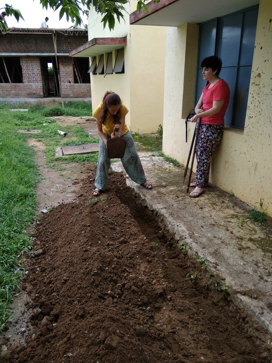 EvaERipley's tweet photo. Comenzamos el proyecto de construcción. Estamos haciendo un pozo para recolectar el agua de la lluvia #VIS2017 #India @AIPCPandora https://t.co/1DCOliXxUh