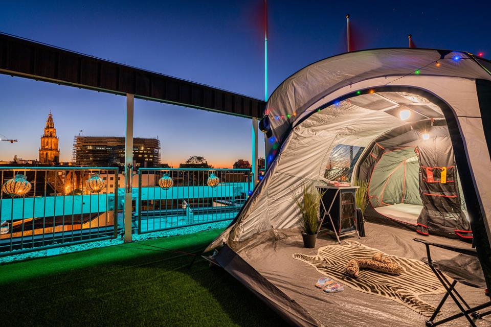 Glamping 2.0! In samenwerking met Decathlon heeft City Hotel Groningen een Urban Rooftop Camping geopend. Van alle gemakken voorzien en zonder toiletrol onder je arm scenario's. Je kunt namelijk gewoon de voorzieningen van de bijbehorende hotelkamer gebruiken...
