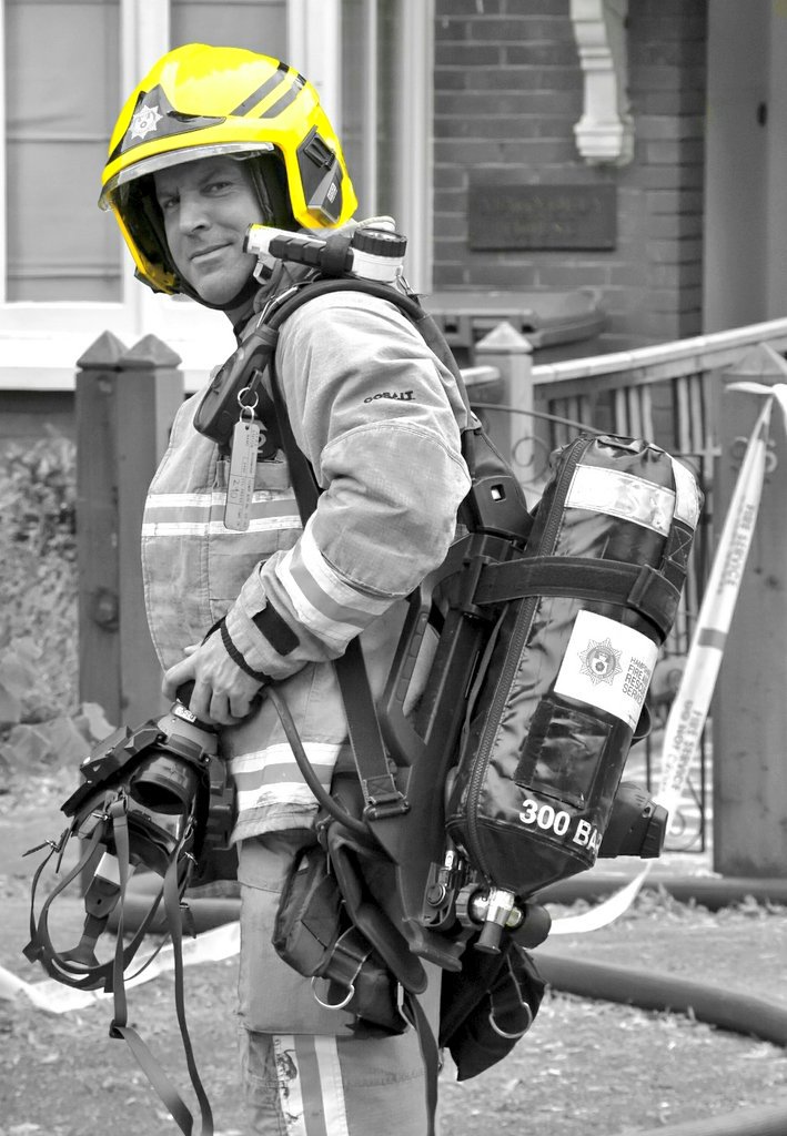 Firesnapper999's tweet photo. Fireground #ColourSplash edits from yesterday's shout in #Farnborough, "old &amp; new faces" spotted. #OpsCommander #CommunityFirefighters #Hampshire #JoinOurFireFamily #MakeADifference https://t.co/GZ9DHwb15t