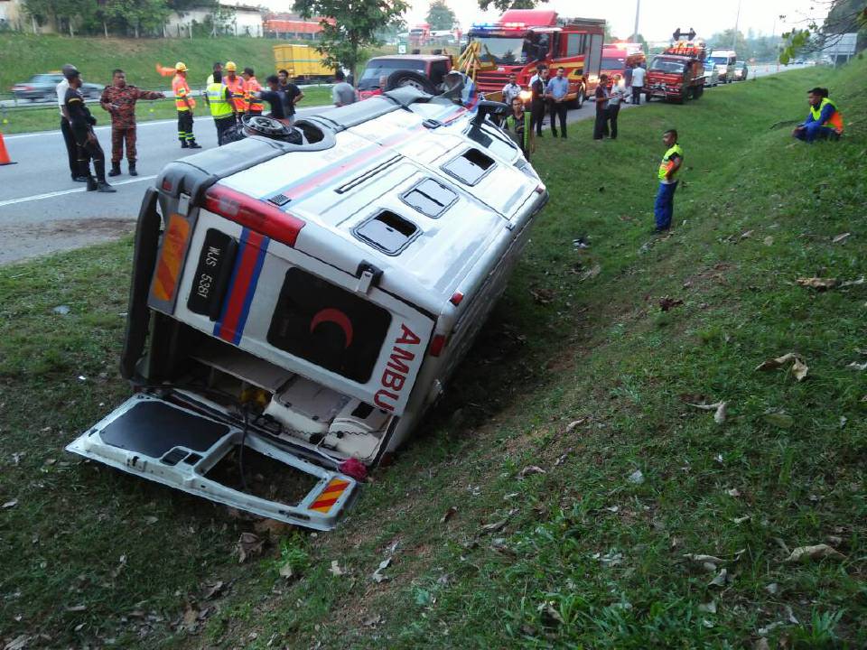 Berita Harian Ø¹ÙÙ ØªÙÙØªØ± Sebuah Ambulans Yang Dalam Perjalanan Dari Sungai Petani Menuju Ke Alor Setar Terbabas Di Tepi Jalan Akibat Tayar Pancit Https T Co 88jq78n9pk Https T Co Wobv4ghk8f