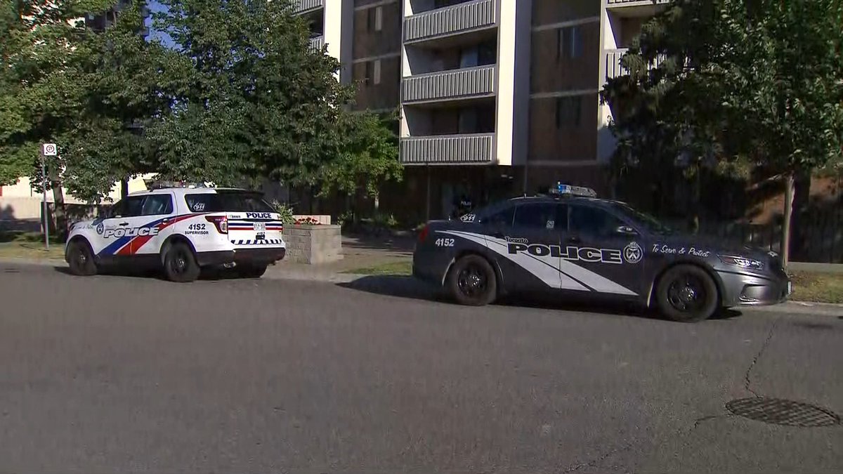 Man stabbed at apartment near Danforth and Warden ow.ly/8YK130l0vNM https://t.co/HqyV0x53no