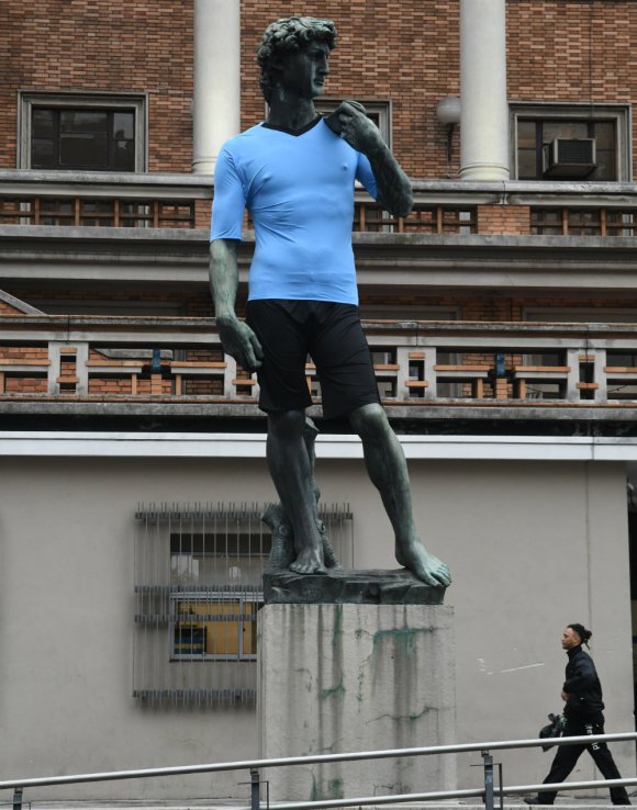 elpaisuy's tweet photo. Vestir al David con la Celeste tuvo un costo de $ 26.840- https://t.co/qiErvzkYKQ https://t.co/ABnLPOyCZl