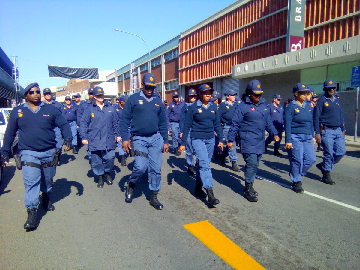 SAPoliceService's tweet photo. #sapsNC Provincial Commissioner, Lt Gen Shivuri &amp; #SAPS members paint the town blue in celebration of #MandelaDay - embarked on foot patrols in Kimberley CBD. #PoliceVisibility ME
https://t.co/Bilu0Bk87C https://t.co/CZBijlCYEC