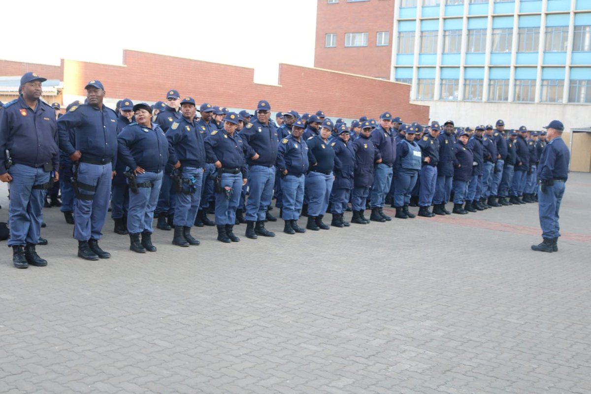 SAPoliceService's tweet photo. #sapsNC Provincial Commissioner, Lt Gen Shivuri &amp; #SAPS members paint the town blue in celebration of #MandelaDay - embarked on foot patrols in Kimberley CBD. #PoliceVisibility ME
https://t.co/Bilu0Bk87C https://t.co/CZBijlCYEC