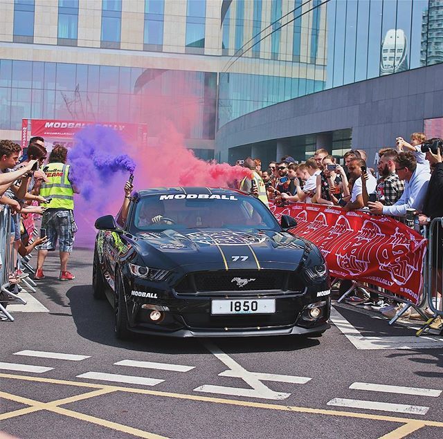 mrtombargus's tweet photo. At the start of @modballrally 2018 starting in London .
.
#modballrally #mustang #london #supercar #rallylife #smokegrenade https://t.co/KJHGdqpDWT https://t.co/MoqW8jatfG