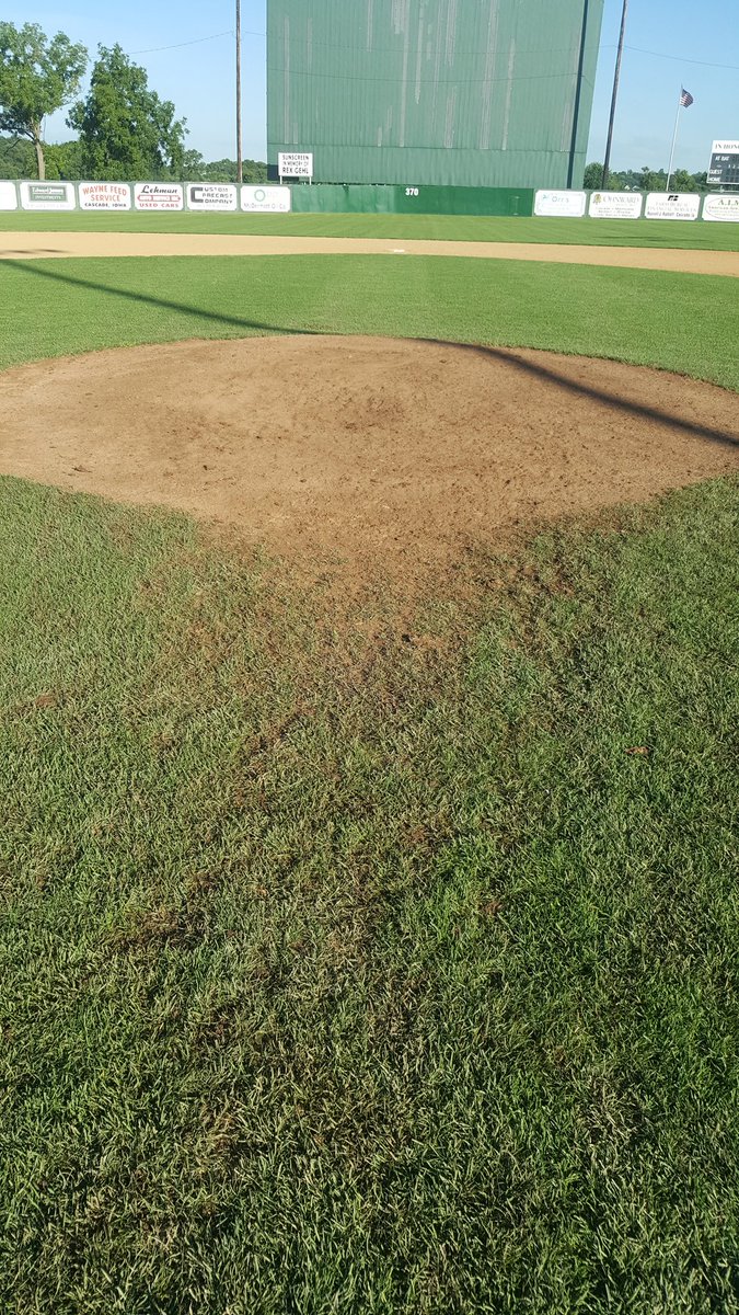 mtbsimon44's tweet photo. Coaches early lesson, teaching the boys to stay on the mound. Fairly certain the catcher can get the ball back to you. Watched semi pro guys walk part way home to get the ball every pitch last night!
#respectthefield https://t.co/oL9VDup95V