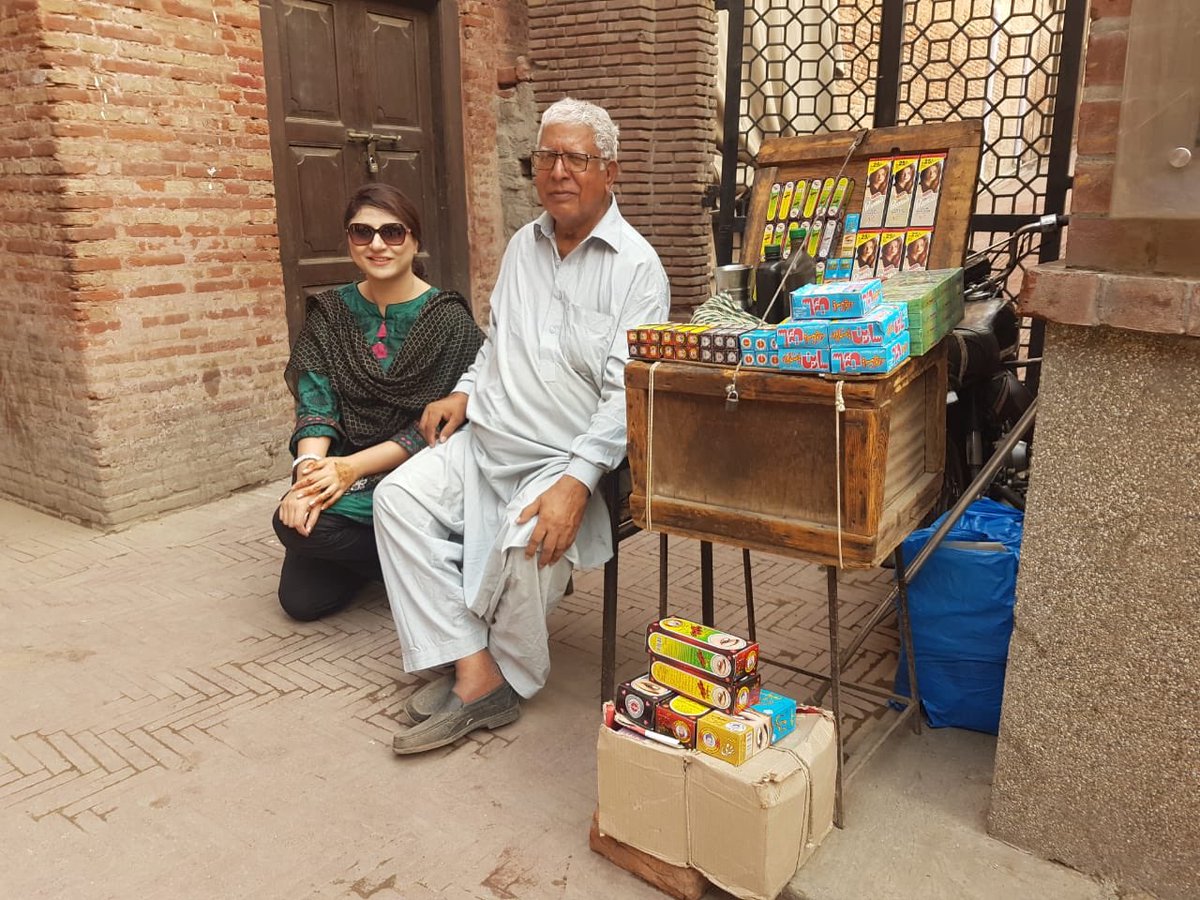 book tracing the boundaries between hindi and urdu lost and added in translation