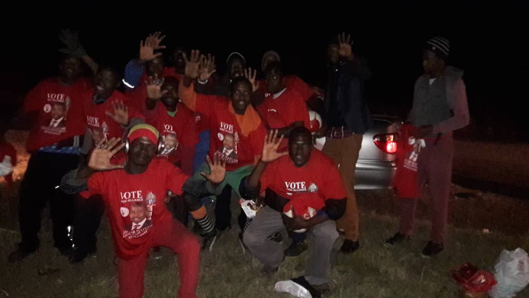 povonewstv's tweet photo. MDC Alliance Councillor candidate for Harare Ward 17, Jacob Mafume donates football kit - 17 July 2018
#HarareWard17 #MDCAlliance #ZimElections2018 #ZimDecides2018 #JacobMafume #Harare #Mafume https://t.co/XtSZluzvlK