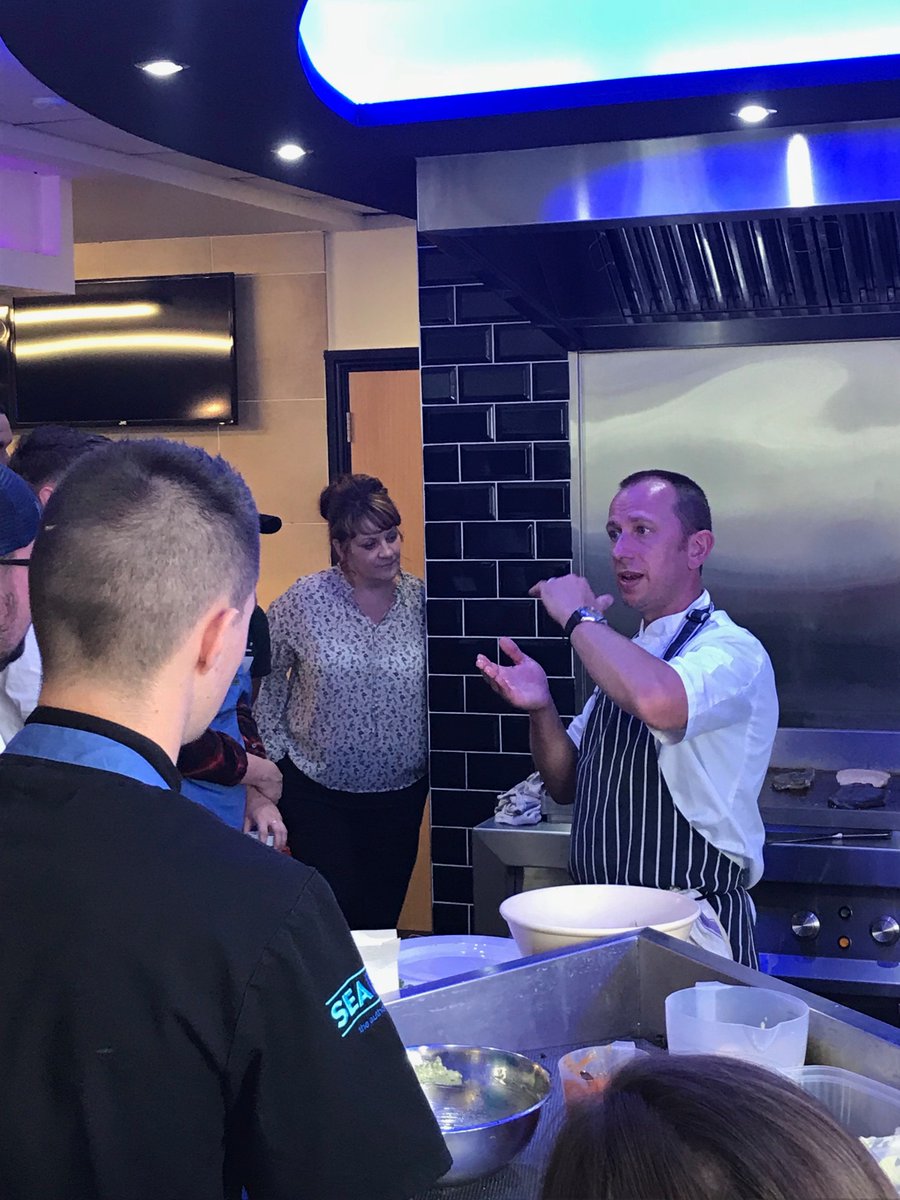 KFELtd's tweet image. The 2019 @DrywiteLtd @FishNChipAwards @youngfriers are just having their final demonstration ahead of their cook off. 
Which team will win, Green or Blue?!
#readysteadycook