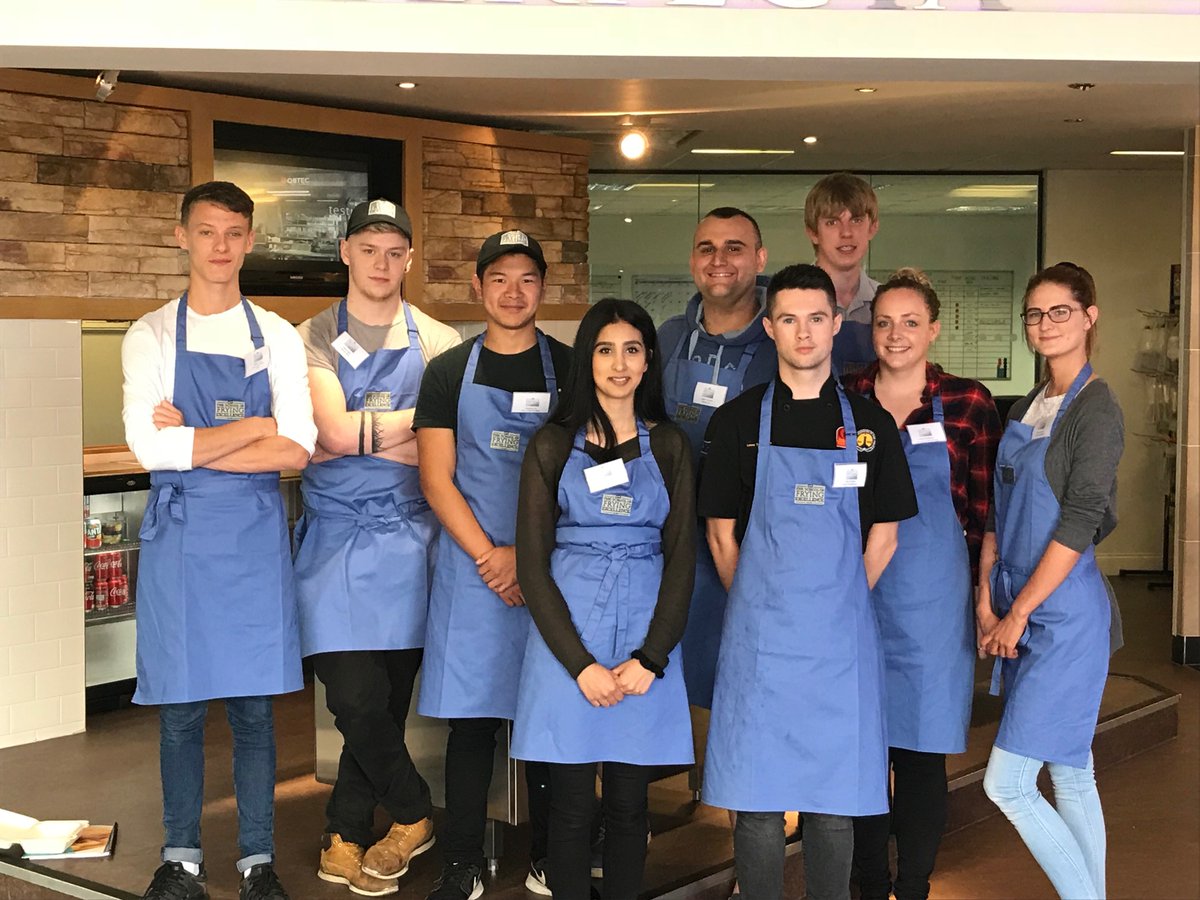 KFELtd's tweet image. The 2019 @DrywiteLtd @FishNChipAwards @youngfriers are just having their final demonstration ahead of their cook off. 
Which team will win, Green or Blue?!
#readysteadycook