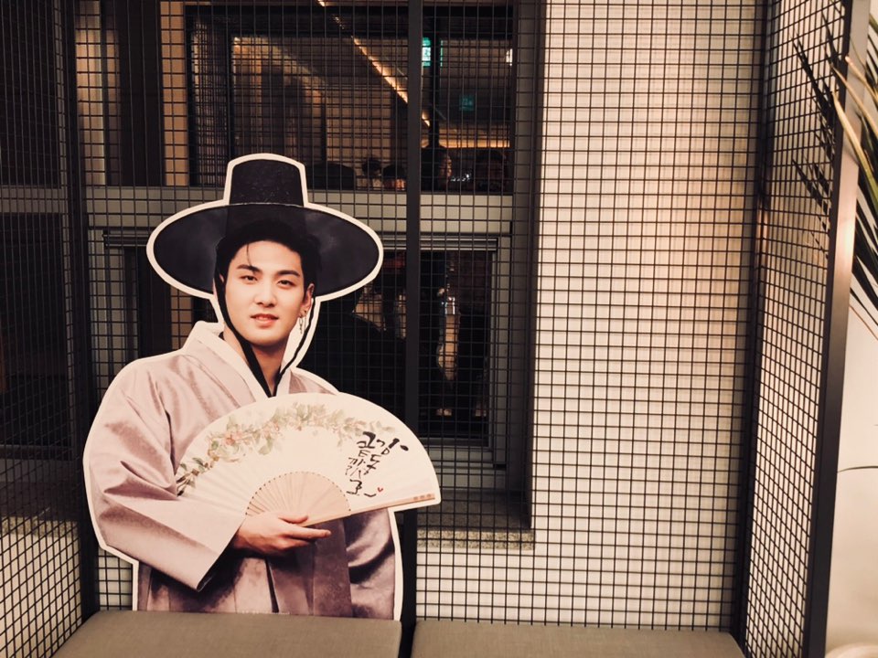 dongho_honey's tweet photo. 합정역 블랑드티 카페에는 <동호와의 셀카존>이 마련되어 있어요!

사진 제공해주신 @EverytingDHBH
@donokang 님 감사합니다. https://t.co/7AS5BOphBD