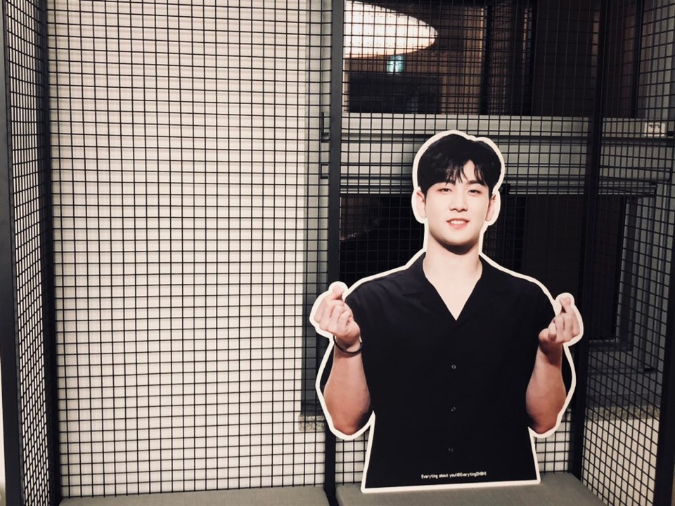 dongho_honey's tweet photo. 합정역 블랑드티 카페에는 <동호와의 셀카존>이 마련되어 있어요!

사진 제공해주신 @EverytingDHBH
@donokang 님 감사합니다. https://t.co/7AS5BOphBD