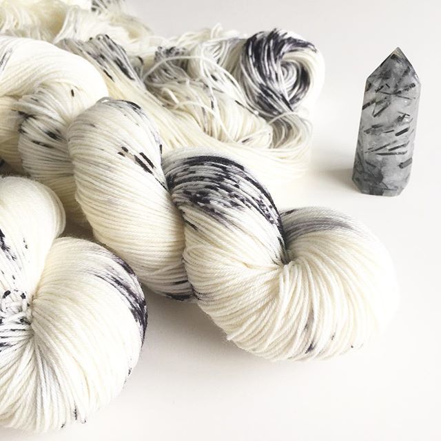toiltrouble's tweet photo. Just realized Typewriter looks like my tourmalinated quartz ✨
#toilandtroubleyarn #yarnlove #yarn #fiberarts #yarn #handdyed #indiedyer #crystals #fiberwitch https://t.co/wjJuZS8v0w https://t.co/gNNjt5EFKd