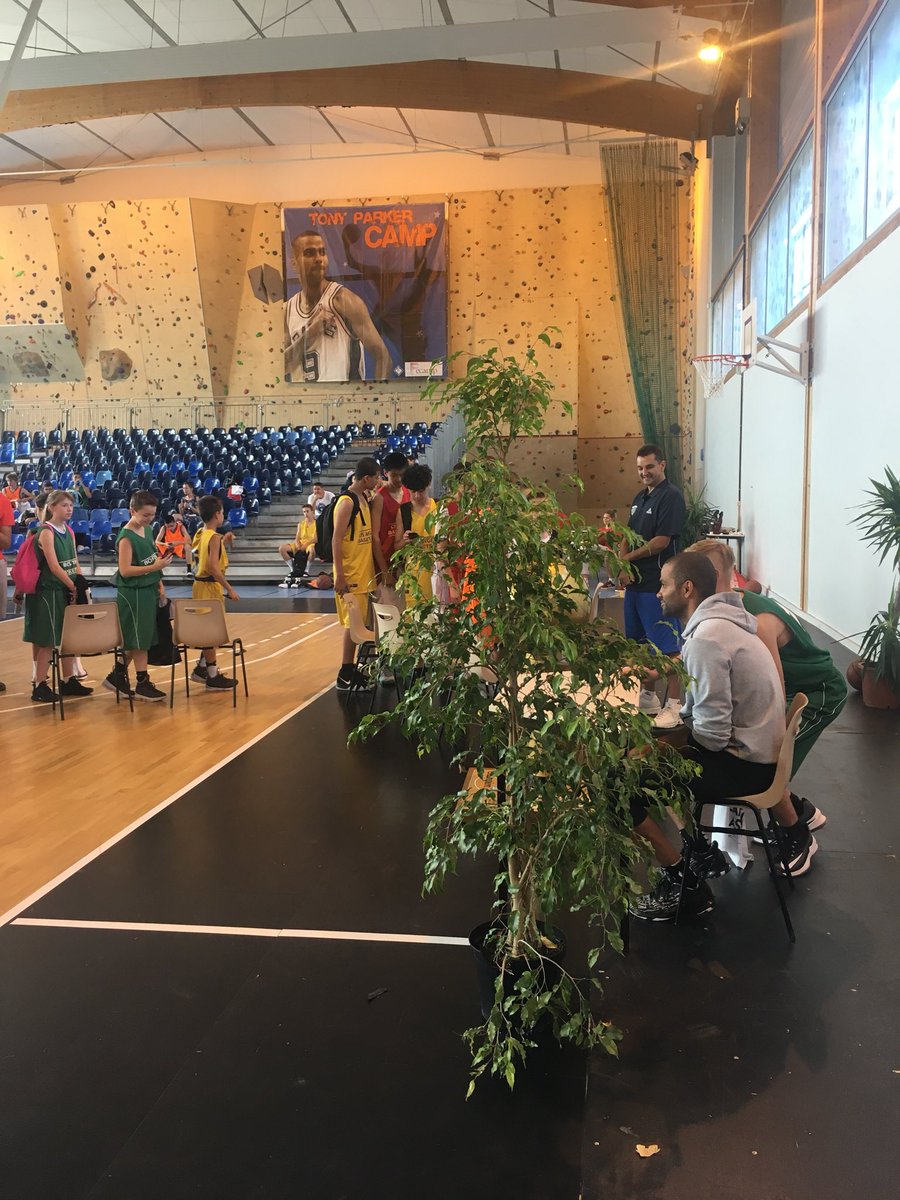 tpfscamp's tweet photo. Séance photos et dédicaces avec Tony #TonyParkerFruitShootCamp https://t.co/lX5rB44zuH