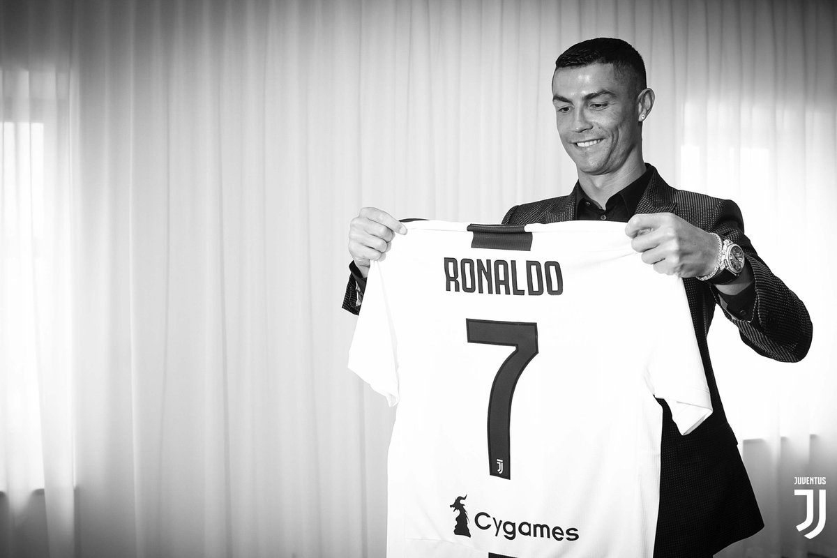 juventusfcid's tweet photo. .@Cristiano ...dalam Bianconero! ⚪️⚫️ 

GALERI ➡️ https://t.co/gHwm51LYx2 https://t.co/Eb5e8Huuqn