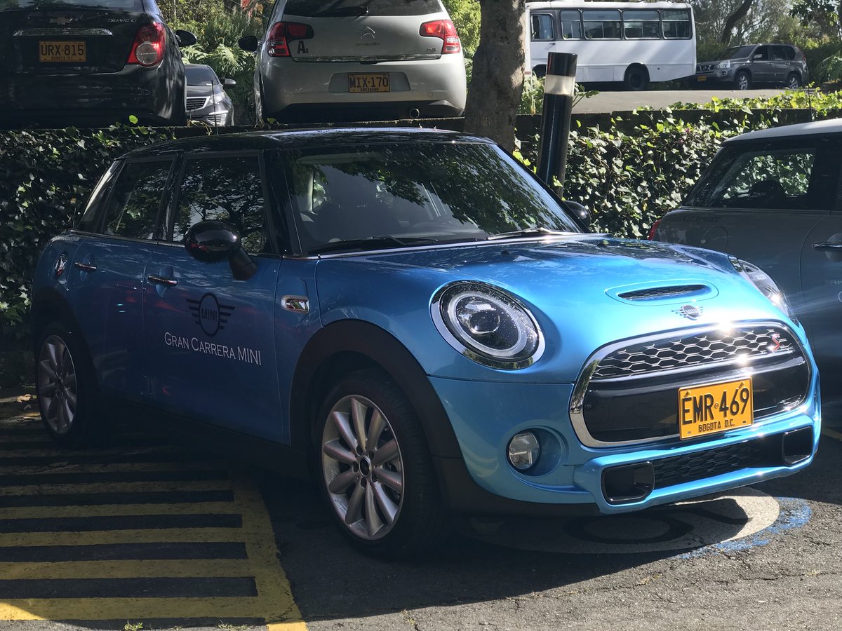 Autosdeprimera's tweet photo. El nuevo logotipo de MINI se destaca en diferentes partes del vehículo y es notable incluso en la proyección del logo del lado del conductor. #MINIExplore https://t.co/TxSEd1pnNX