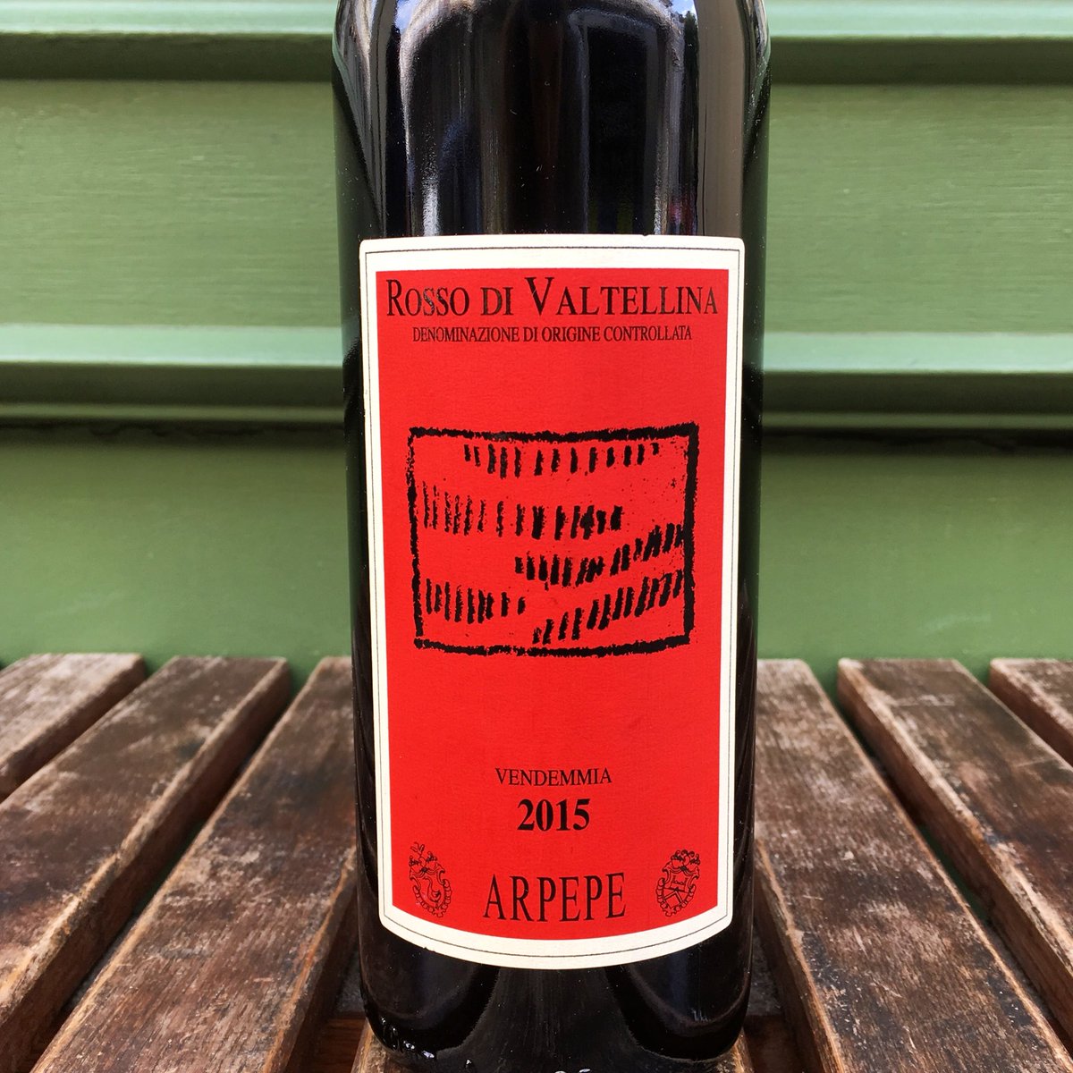Special by the #glass this evening - Arpepe Rosso di Valtellina 2015. From vines up to 50 years old, fruit is sourced from the lower parts of their parcels across the various crus and the wine is a perfect introduction to the house style of pretty, delicate alpine #Nebbiolo 🍷