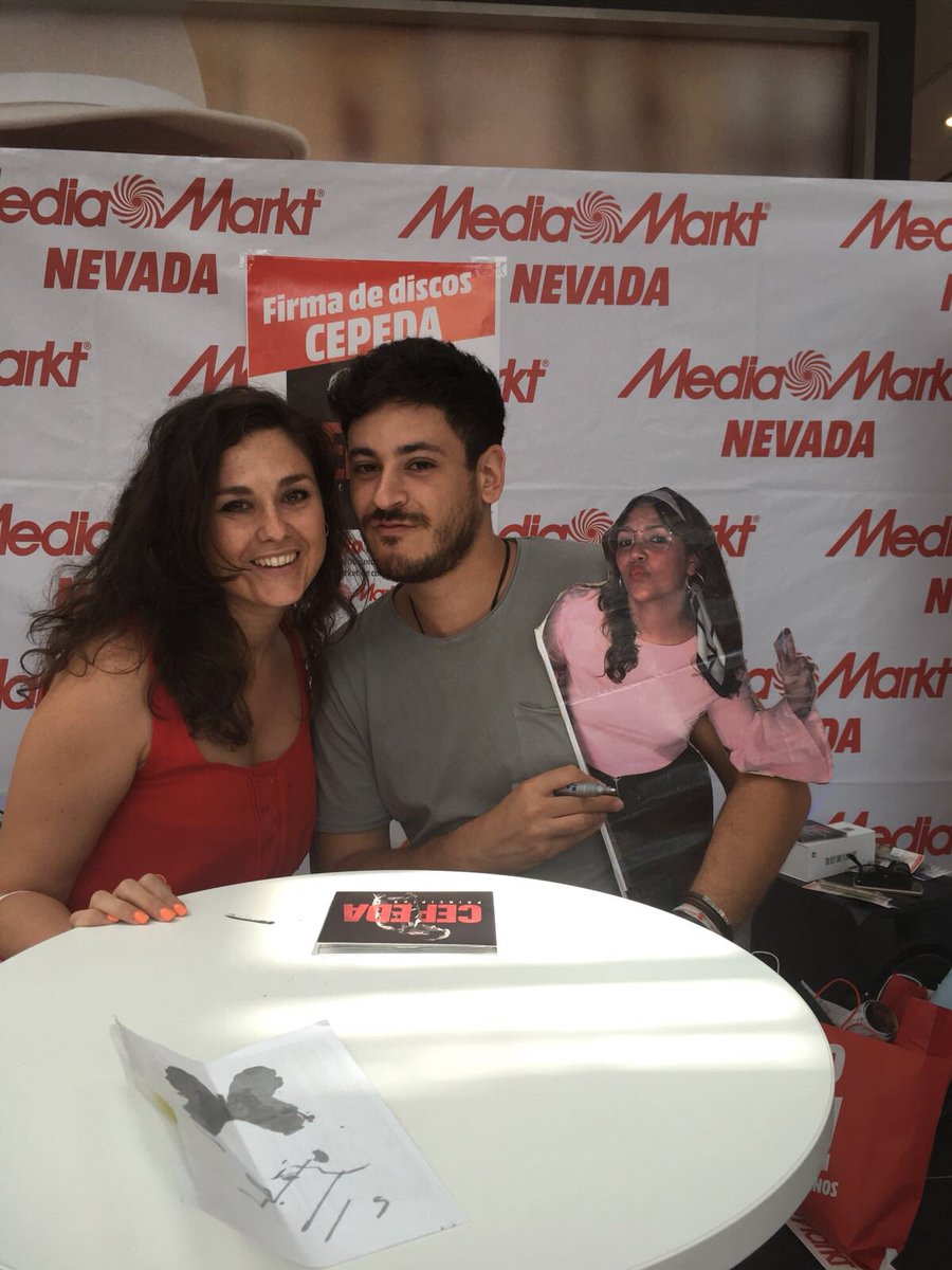 AriadnaRosales's tweet photo. El regalo de cumpleaños más original en mis 23 años jajaja muchísimas gracias a mi amiga por hacer esa cola por mi y por su originalidad para poder tener una foto con él. Y como no gracias a ti @Cepeda_ot2017 por prestarte a ello, no me ha podido hacer más ilusión, #CepedaGranada https://t.co/aASA5Jo16M