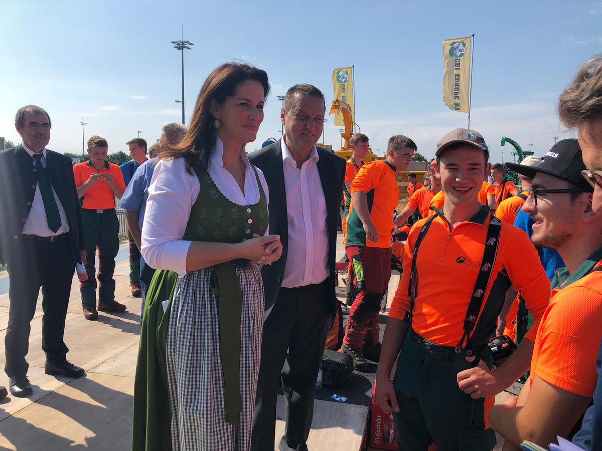 BaySF_Direkt's tweet photo. Am ersten Messetag der #Interforst liefern sich die Forstwirt-Azubis einen Wettbewerb. Rund 50 Auszubildende der BaySF aus 13 Forstbetrieben treten in den Disziplinen Kettenwechsel, Kombinationsschnitt, Präzisionsschnitt und Fallkerbschneiden gegeneinander an. #INTERFORST2018 https://t.co/WmcMKEFGEs